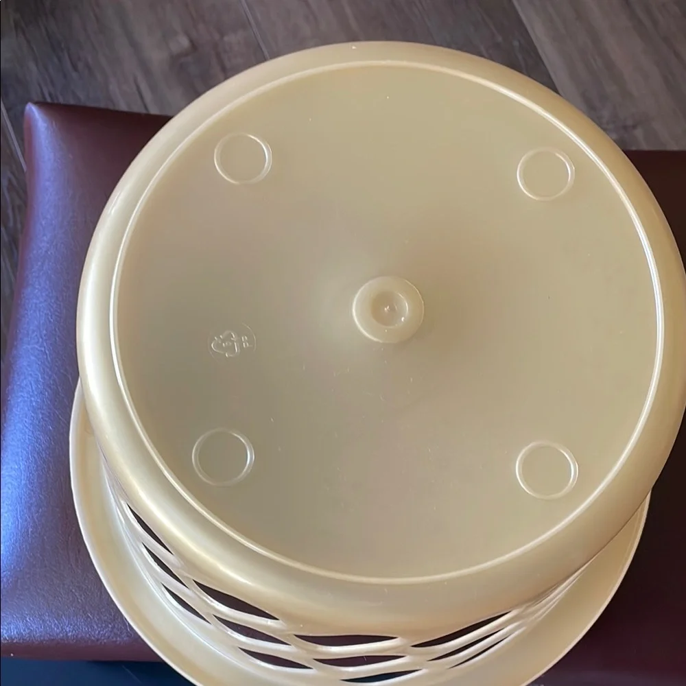 2 Plastic Storage Baskets